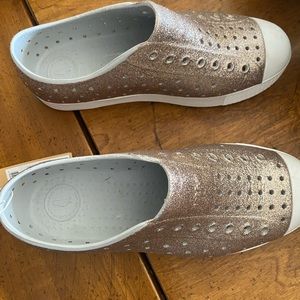 NWT girls Native shoes size 3